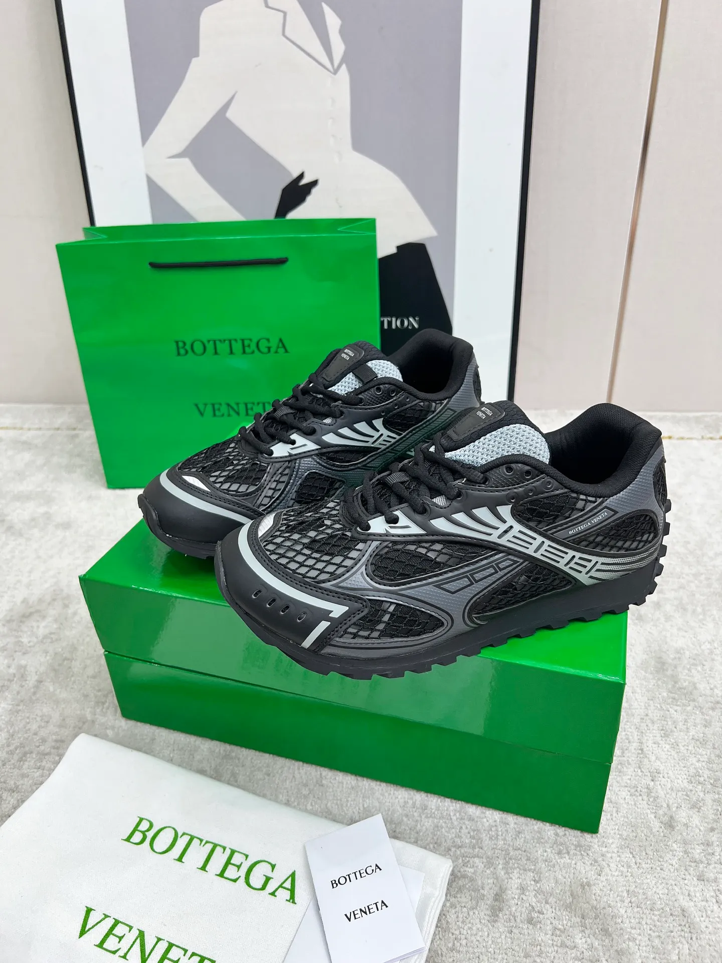 P540. Top version (couples model) Bottega Veneta Bottega Veneta 23ss autumn and winter show BV Orbit sneakers Wang Yibo's same style couples casual shoes dad shoes! Runner sneakers! Original purchase and development!  Made of original lightweight technical mesh fabric, the same as the original version! The process is complicated!  Paired with a rubber outsole designed with a geometric pattern, the high version of the Wang Zha series is actually much taller, but the legs still look slim. Very nice. Durable and playable, standard and version-matching shoe package technology, look for high-end versions. The original outsole is exclusively molded, and the color-blocked TPU outsole is used. The material and weight are the same as the original!  Size: #Female 35-41 (40 and 41 customized sizes are non-refundable) Male 39-45 (45 size customized are non-returnable and exchangeable)